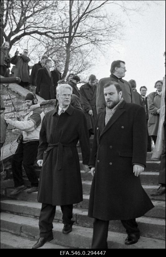 Rootsi peaminister Carl Bildt ja Eesti väliminister Jüri Luik asetavad pärja parvlaeva Estonia katastroofis hukkunute mälestuseks.