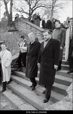 Rootsi peaminister Carl Bildt ja Eesti väliminister Jüri Luik asetavad pärja parvlaeva Estonia katastroofis hukkunute mälestuseks.  similar photo
