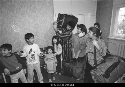 Kurdi rahvusest põgenikud Harku interneeritute laagris.  duplicate photo