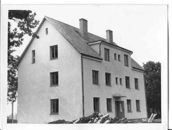 Lihula piirkonna töötajate elumaja foto hoovipoolt