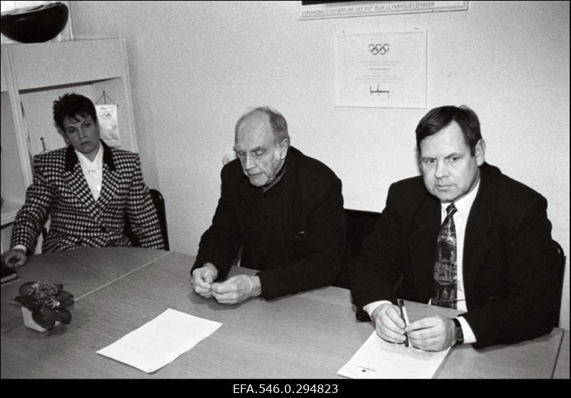 Olümpiavõitja Erika Salumäe kohtumas Olümpiakomitee presidendi Arnold Greeni (vasakult 2.) ja asepresidendi Tiit Nuudiga.