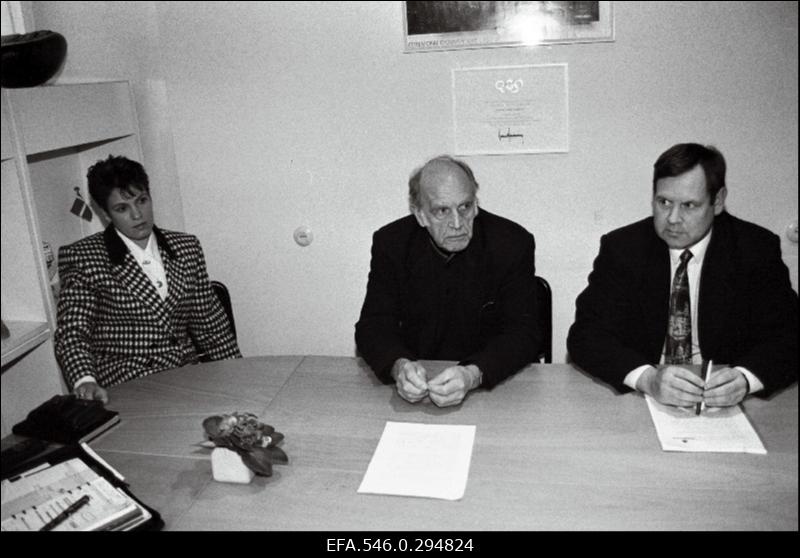 Olümpiavõitja Erika Salumäe kohtumas Olümpiakomitee presidendi Arnold Greeni (vasakult 2.) ja asepresidendi Tiit Nuudiga.