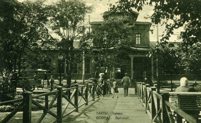Raudteejaam (vaksal). Haljasala hoone ees, autobuss. Tartu, 1923.  duplicate photo