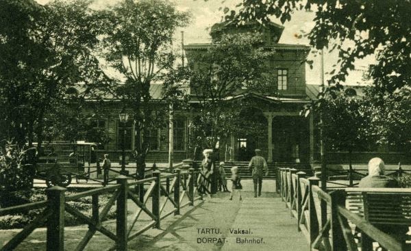 Raudteejaam (vaksal). Haljasala hoone ees, autobuss. Tartu, 1923.