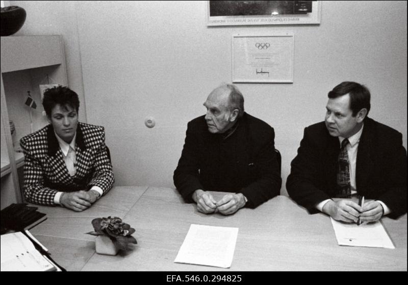 Olümpiavõitja Erika Salumäe kohtumas Olümpiakomitee presidendi Arnold Greeni (vasakult 2.) ja asepresidendi Tiit Nuudiga.