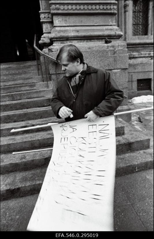 Poliitik Jüri Estam protestib Riigikogus menetluses oleva kodakondsusseaduse vastu.