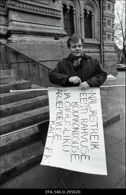 Poliitik Jüri Estam protestib Riigikogus menetluses oleva kodakondsusseaduse vastu.