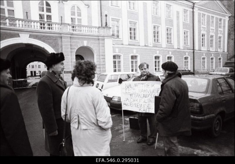 Poliitik Jüri Estam protestib Riigikogus menetluses oleva kodakondsusseaduse vastu.