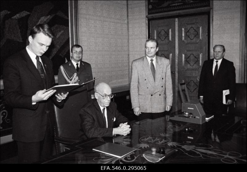 Riigipitsati panemine [volikirjale] Presidendi Kantseleis.