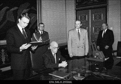 Riigipitsati panemine [volikirjale] Presidendi Kantseleis.  duplicate photo