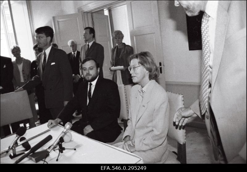 Rootsi välisminister Margaretha af Ugglas visiidil Tallinnas Rootsi saatkonna renoveeritud hoone avamisel.