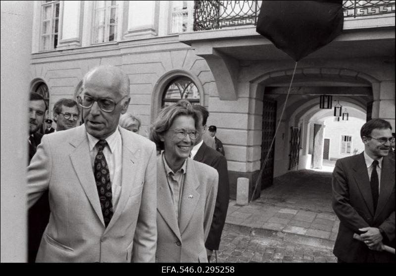 Rootsi välisminister Margaretha af Ugglas visiidil Tallinnas Rootsi saatkonna renoveeritud hoone avamisel.