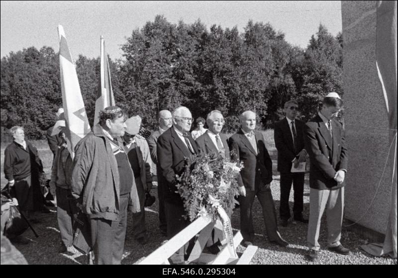 Iisraelist saabunud Klooga koonduslaagri endised vangid Eesti territooriumil holokaustis hukatud juutidele Klooga mälestussamba avamisel.