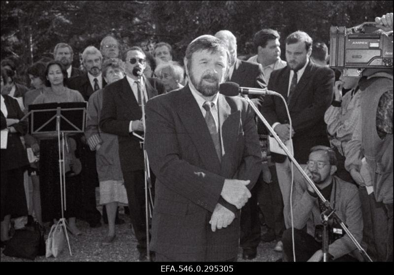 Eesti territooriumil holokaustis hukatud juutidele Klooga mälestussamba avamisel kõneleb Iisraeli knesseti spiiker Shevach Vais, taga (vasakult) heebreakeelse kõne tõlkija Eesti Juudi Kogukonna esimees Gennadi Gramberg, peaminister Mart Laar ja välisminister Jüri Luik.