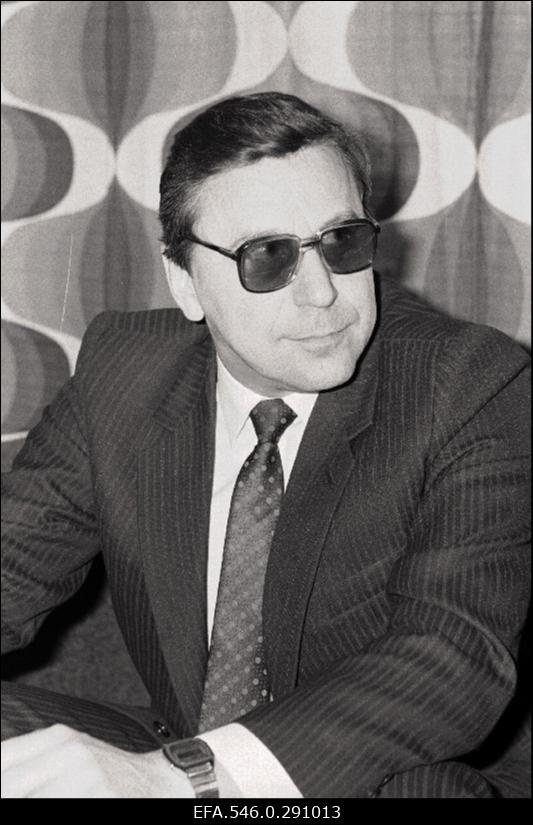 Vestlusringist ajalehe "Rahva Hääl" toimetuses osavõtja. (Vt foto 0-291018)