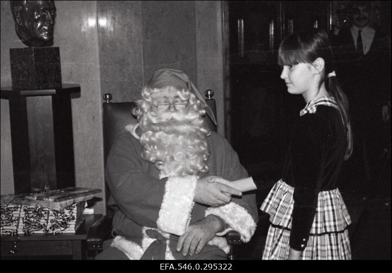 Jõuluvana külastab presidendilossi.