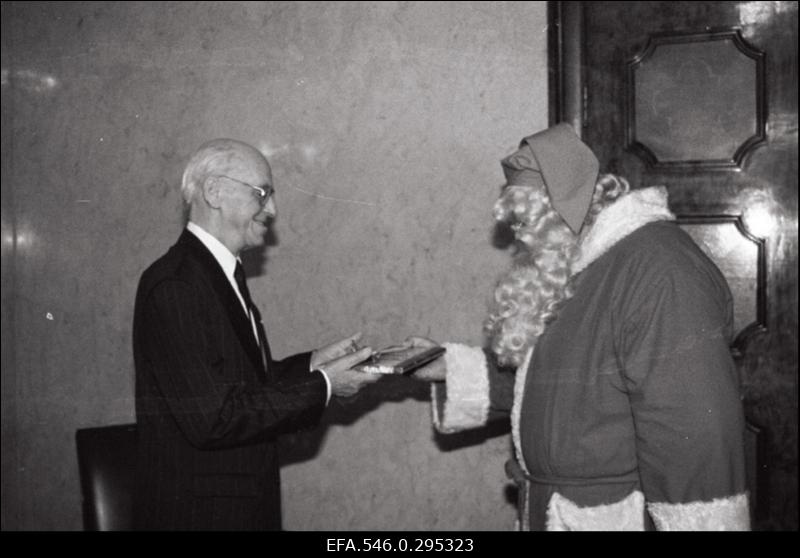 Jõuluvana külastab presidendilossi.