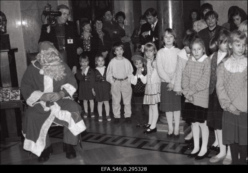 Jõuluvana külastab presidendilossi.