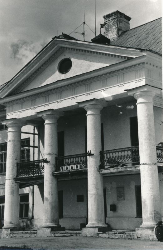 Photo. Lihula manor building 1993. Black and white.