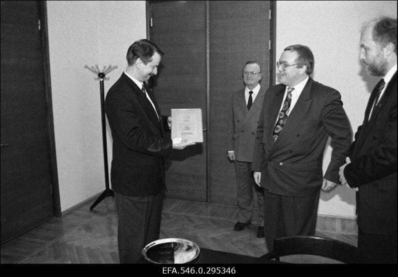 Eesti Ettevõtete Assotsatsiooni volikogu omistab Ettevõtluse Sõbra tiitli Eesti Panga presidendile Siim Kallasele.