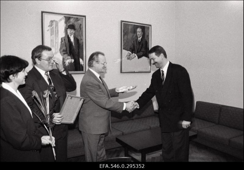 Eesti Ettevõtete Assotsatsiooni volikogu omistab Ettevõtluse Sõbra tiitli Eesti Panga presidendile Siim Kallasele.