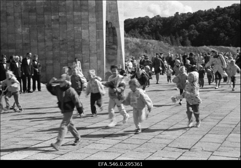 Vene sõjaväe Eestist lahkumise tähistamine Maarjamäe memoriaali juures.
