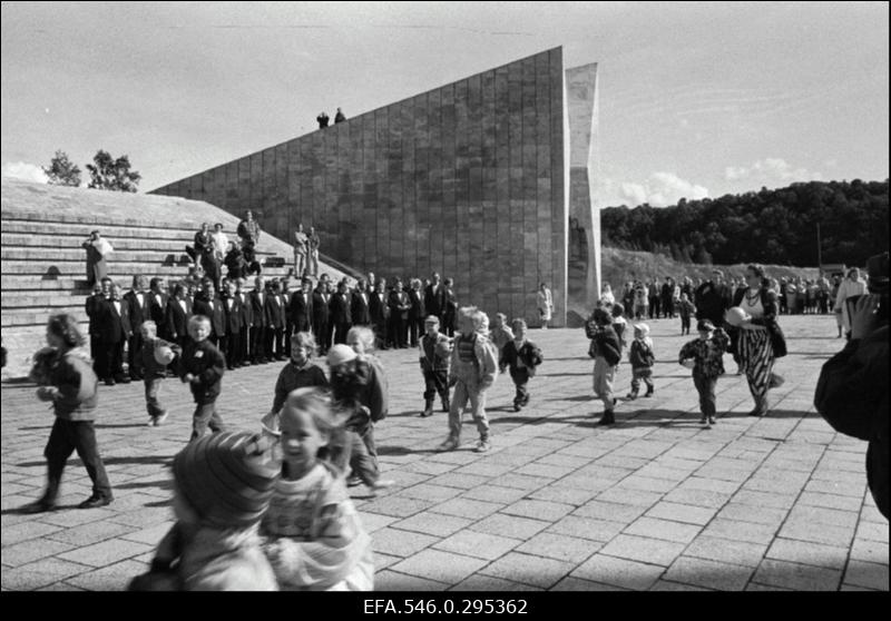 Vene sõjaväe Eestist lahkumise tähistamine Maarjamäe memoriaali juures.