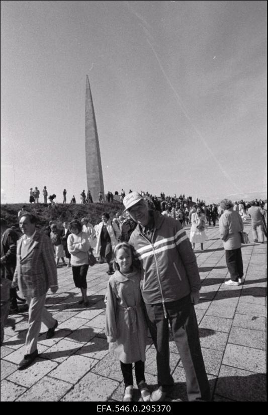 Vene sõjaväe Eestist lahkumise tähistamine Maarjamäe memoriaali juures.