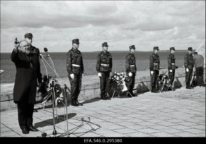 Vene sõjaväe Eestist lahkumise tähistamine Maarjamäe memoriaali juures.