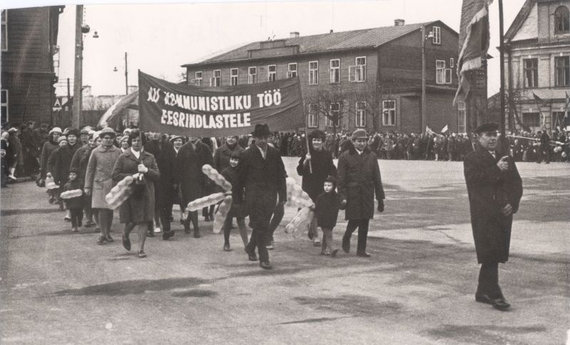 Foto. 1970.a. maiparaad Haapsalus.