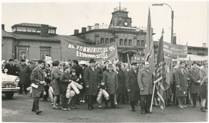Foto. 1970.a. maiparaad Haapsalus.