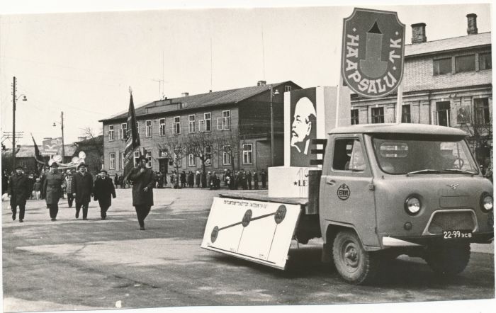 Foto. 1970.a. maiparaad Haapsalus.
