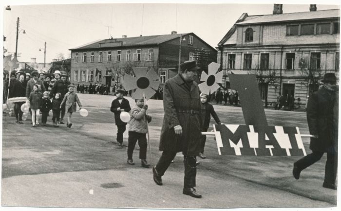 Foto. 1970.a. maiparaad Haapsalus.