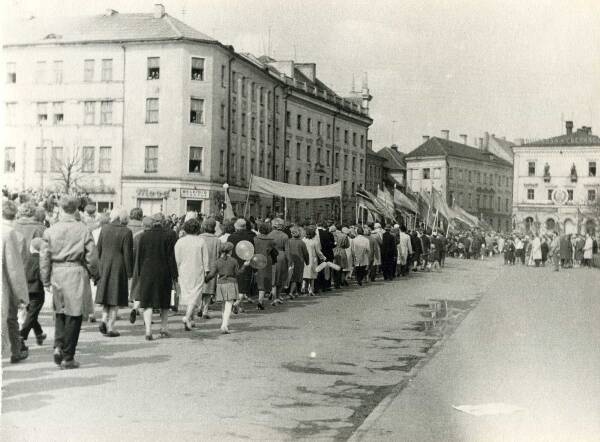 1. mai rongkäik Oktoobri (Vabaduse) puiesteel. Tartu, 01.05.1964.a. Foto V. Gulli.