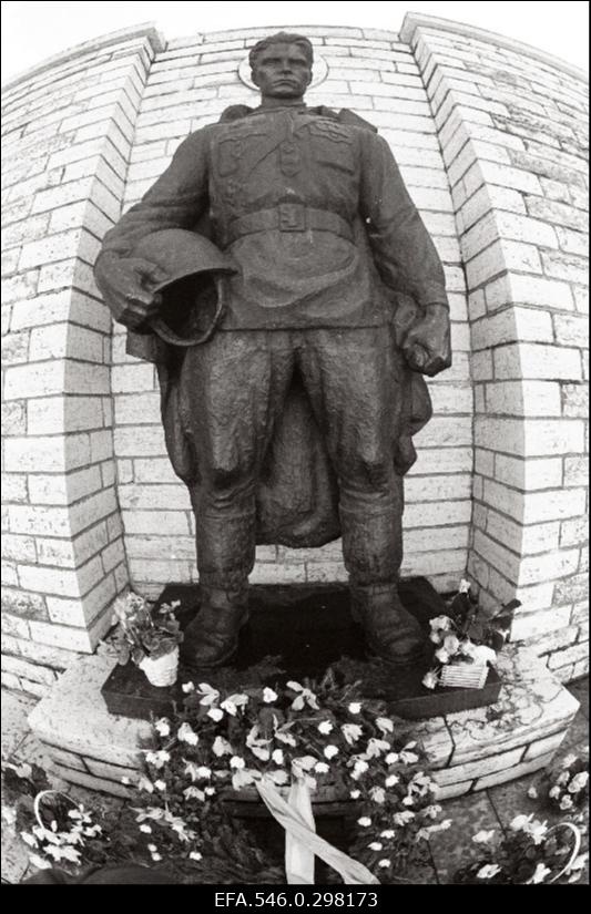 Monument Tõnismäel.