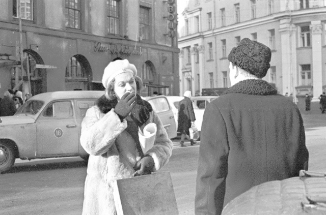 Maalikunstnik Valli Lember-Bogatkina Tallinna tänaval meesterahvaga
vestlemas.