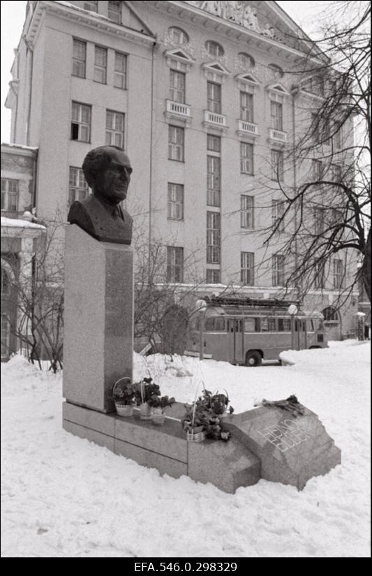 Heino Elleri (büst)  monument.