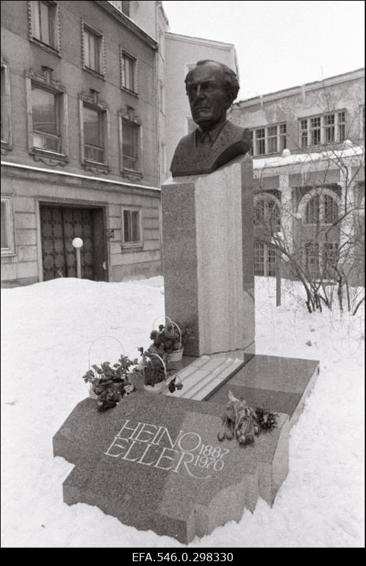 Heino Elleri (büst)  monument.