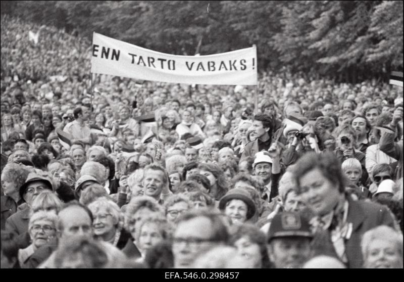 Rahvarinde korraldatud suurüritus "Eestimaa laul" Tallinna lauluväljakul.