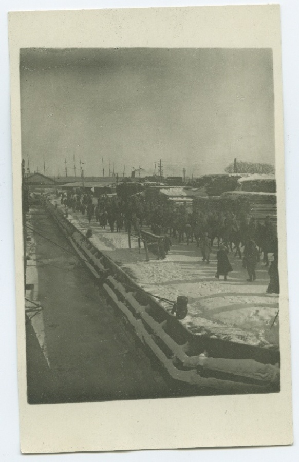 1917. aasta veebruarirevolutsioon, ratsaväelaste kolonn sadamas.