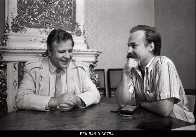 Ajakirjanikud Märt Müür (vasakul) ja Enno Tammer.