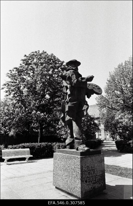 Johannes Adolf Soosaar näitab punaterroriga seotud kohti Viljandis. 1941 aastal lasti ta maha, kuid haavadest hoolimata jäi ellu .