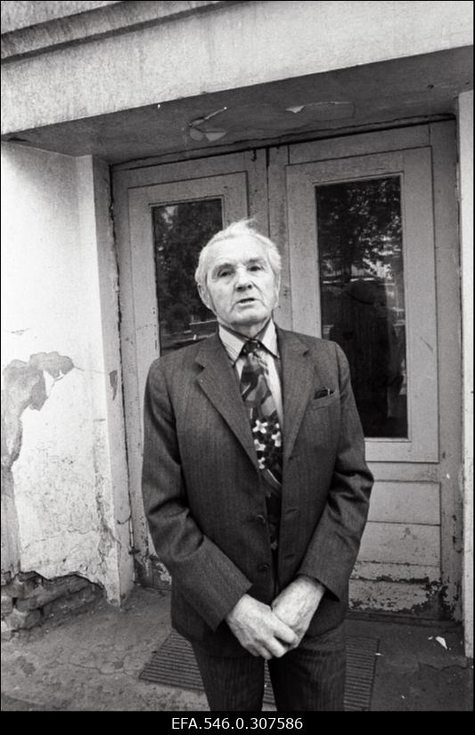 Johannes Adolf Soosaar näitab punaterroriga seotud kohti Viljandis. 1941 aastal lasti ta maha, kuid haavadest hoolimata jäi ellu .