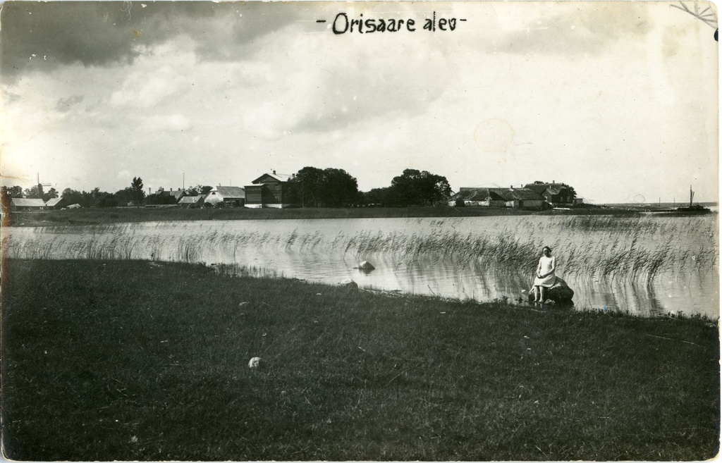 Orissaare alev, kaugvaade, esiplaanil naine rannakivil istumas