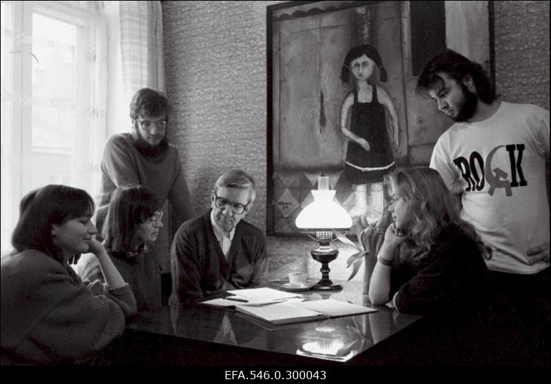 Eesti NSV teeneline kirjanik Eno Raud (vasakult 3.) oma perekonna keskel. Rosita Raud, Aino Pervik, (vasakul seisab) Rein Raud, Eno Raud, Piret Raud ja Mihkel Raud (seisab paremal).