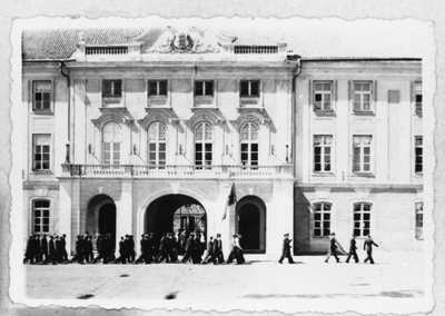 21.juuni 1940.a. sündmused Tallinnas. Demonstrandid mööduvad Toompea lossist.  similar photo