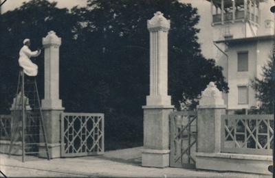 Foto. Roman Haavamägi viimistlemas dekoratiivset  peasissekäiku Haapsalu sanatooriumi hoonele (Peltzeri villa peasissekäik), 1936, dolomiit. Hävinud.  similar photo
