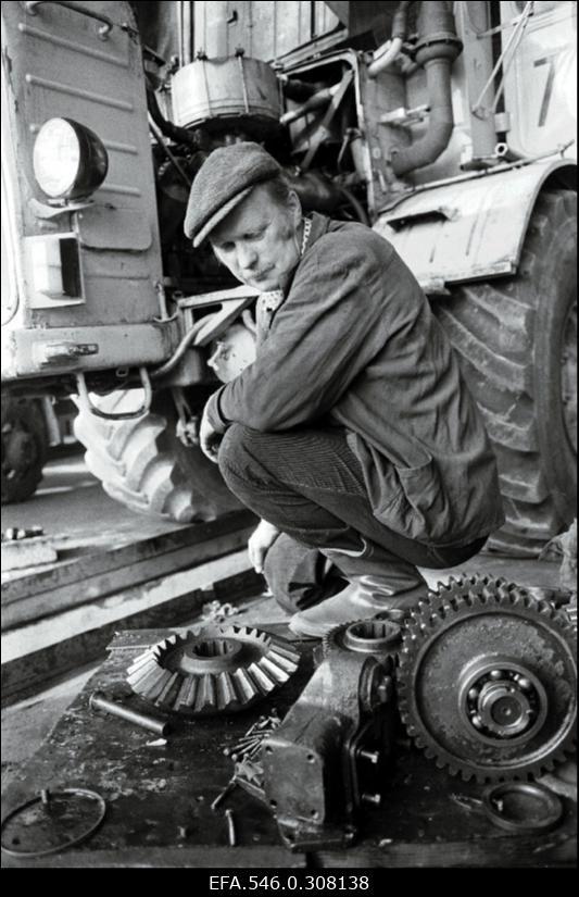 Halinga kolhoosi tehnokeskuses.