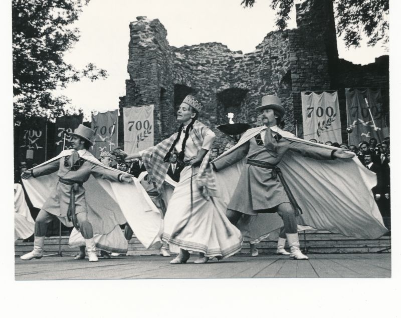 Foto. Haapsalu - 700 pidustused 16.06.1979. Külalistantsijad laululaval lossipargis. Mustvalge.