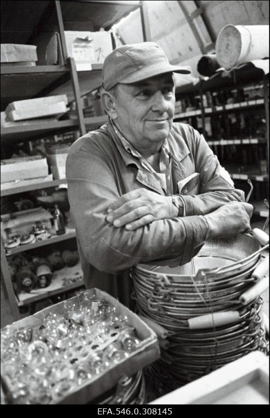 Halinga kolhoosi tehnokeskuse laotöötaja.